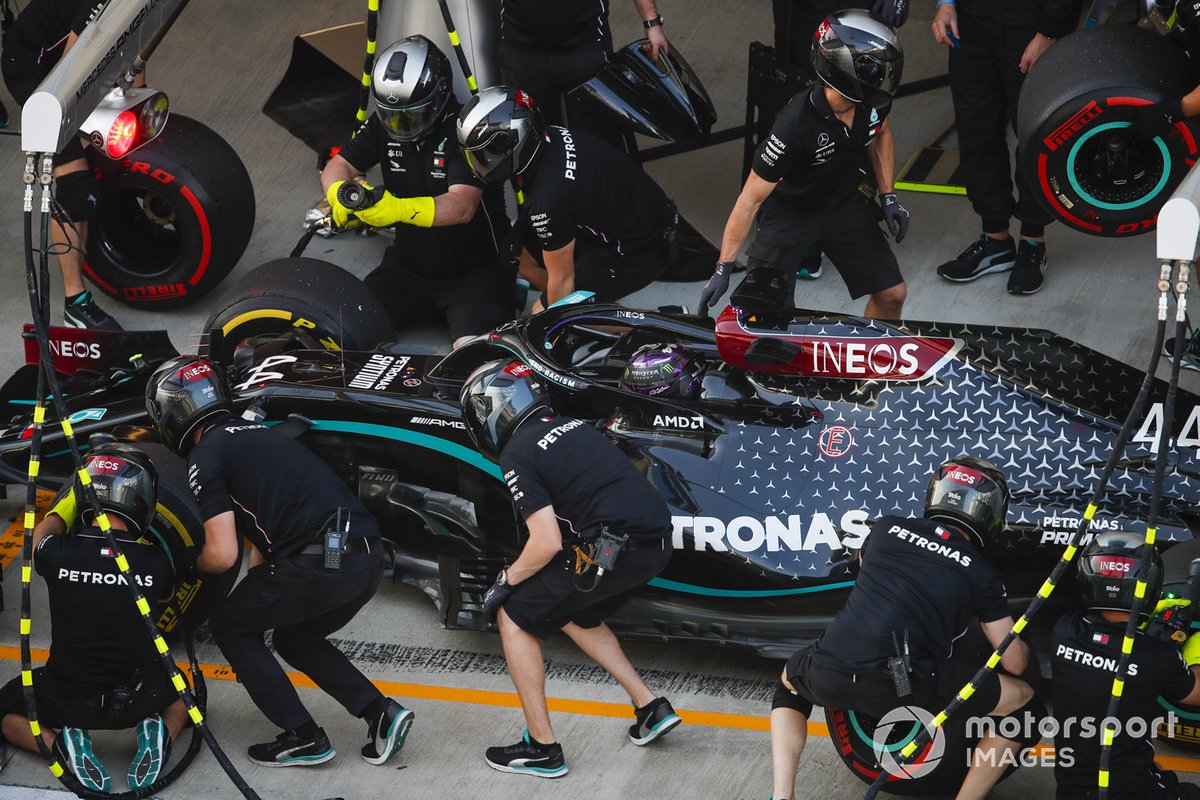 Lewis Hamilton, Mercedes F1 W11 en pits
