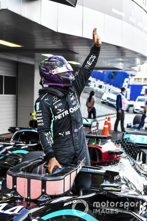 Pole man Lewis Hamilton, Mercedes-AMG F1, festeggia nel parco chiuso