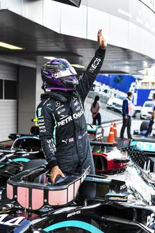 Pole man Lewis Hamilton, Mercedes-AMG F1, festeggia nel parco chiuso