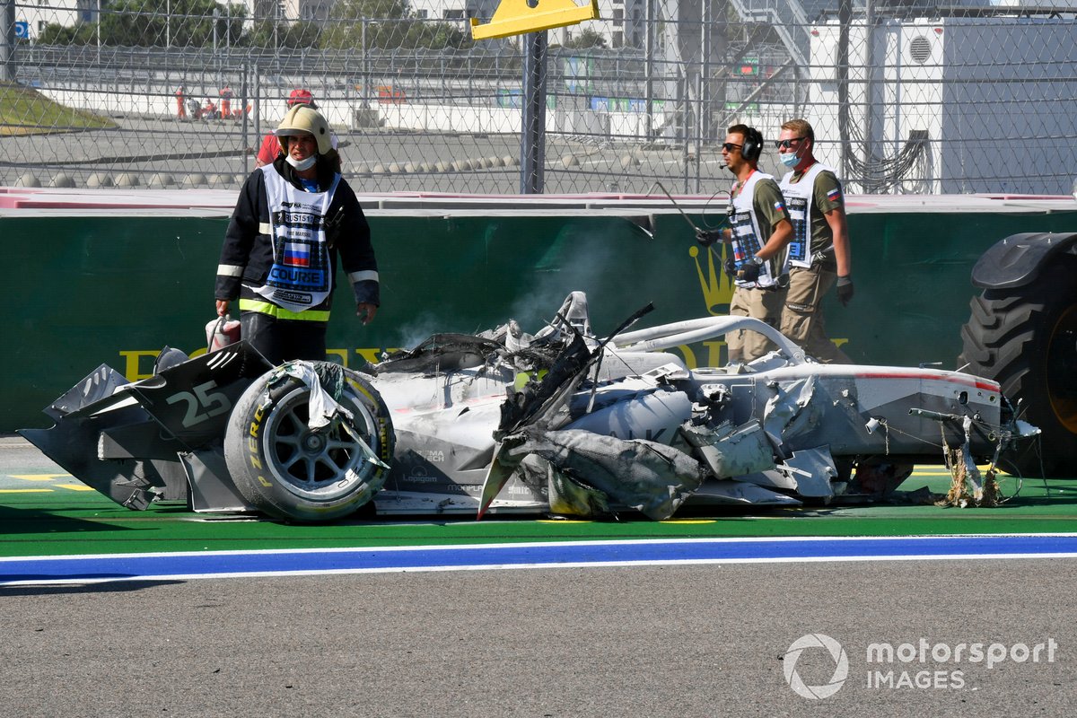 Marshals recover the car of Luca Ghiotto, Hitech Grand Prix after crashing with Jack Aitken, Campos Racing