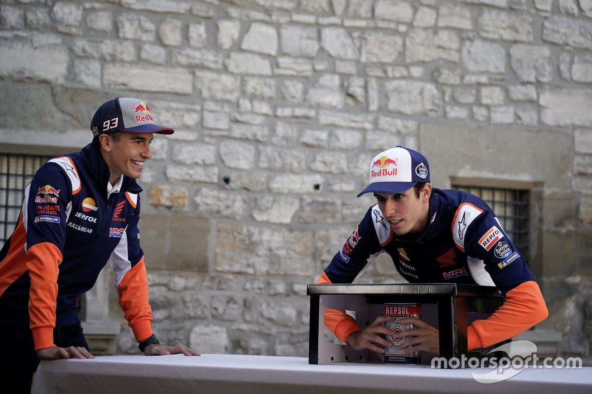 Marc Márquez y Alex Márquez en el juego de la Caja Sorpresa