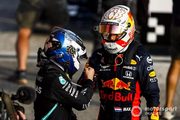 Ganador de la pole position Valtteri Bottas, Mercedes-AMG F1 y el tercero Max Verstappen, Red Bull Racing