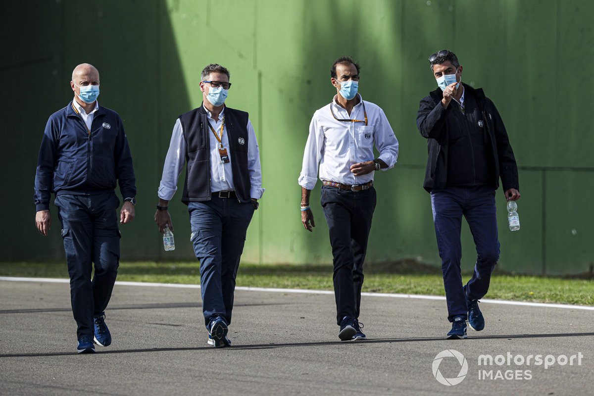 Michael Masi, Direttore di Gara, FIA percorre il circuito con i colleghi