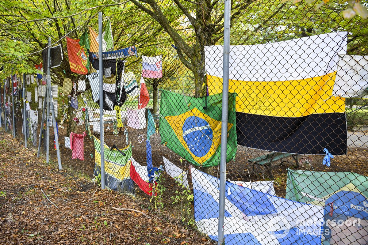 Le bandiere lungo la pista in tributo a Ayrton Senna
