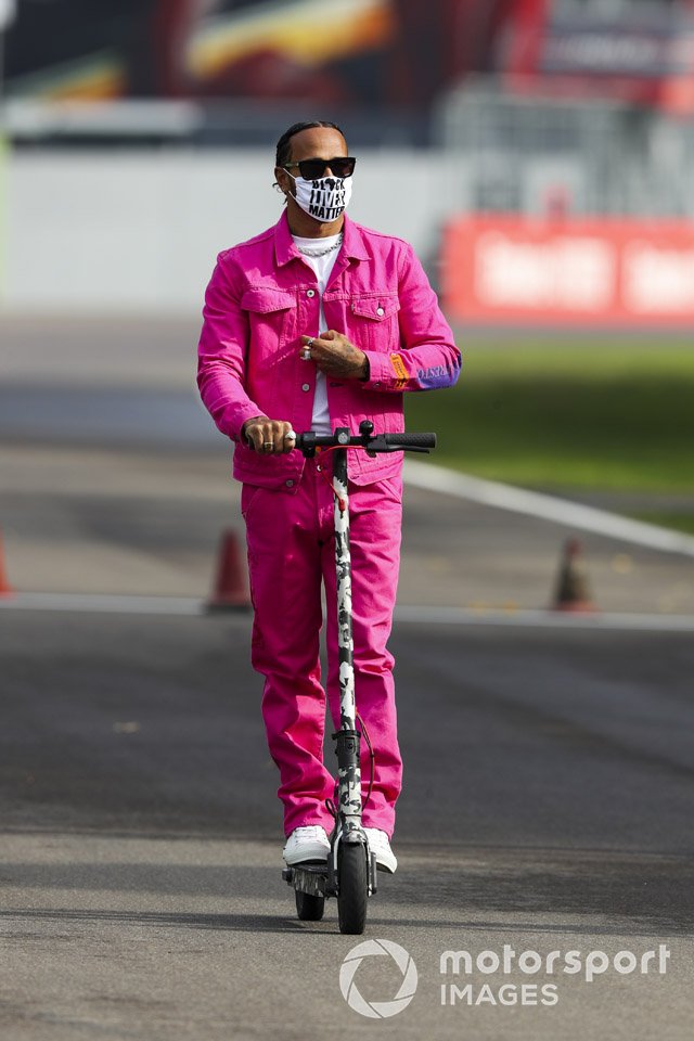 Льюис Хэмилтон, Mercedes-AMG F1, поездка по трассе на электросамокате
