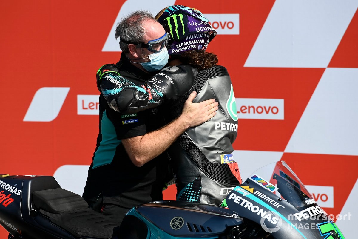 Franco Morbidelli y Ramón Forcada se funden en un abrazo el sábado en Misano