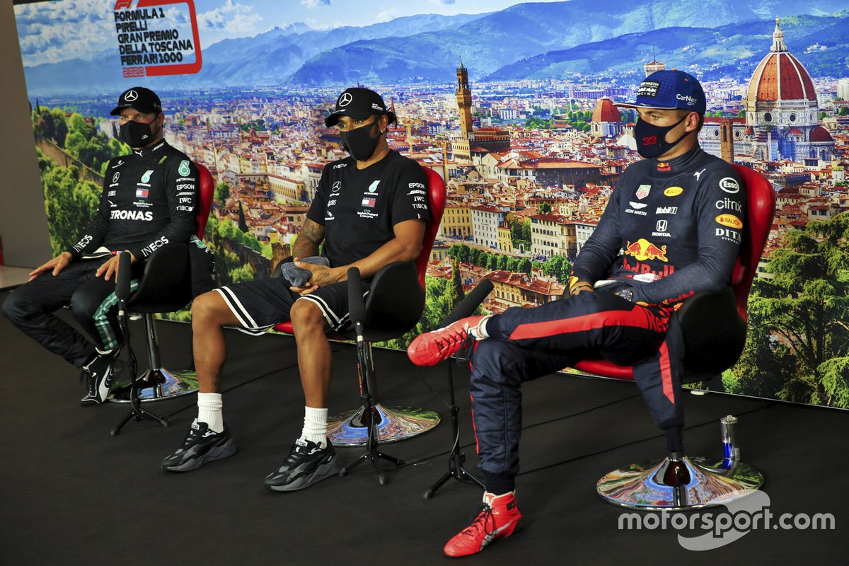 Valtteri Bottas, Mercedes-AMG F1, Poleman Lewis Hamilton, Mercedes-AMG F1 y Max Verstappen, Red Bull Racing en la conferencia de prensa