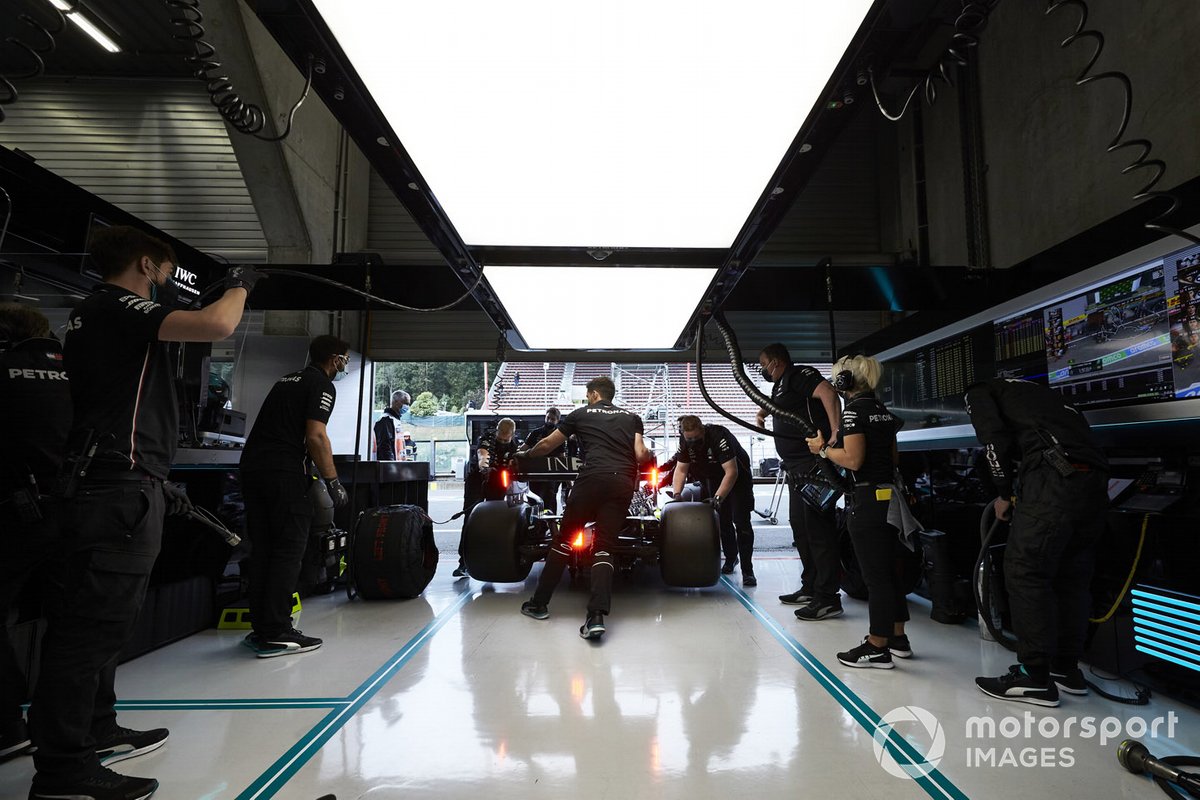Los mecánicos de Mercedes devuelven un coche al garaje