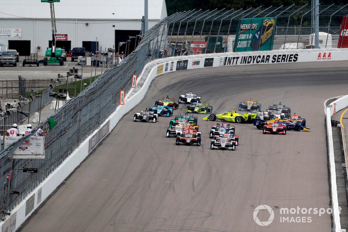 Choque de Alexander Rossi, Andretti Autosport Honda, Simon Pagenaud, Team Penske Chevrolet, Marco Andretti, Andretti Herta with Marco & Curb-Agajanian Honda al inicio