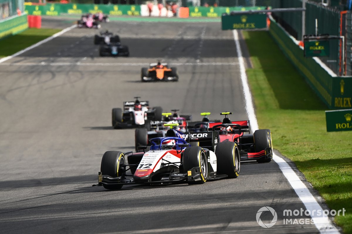 Pedro Piquet, Charouz Racing System, precede Callum Ilott, UNI-Virtuosi