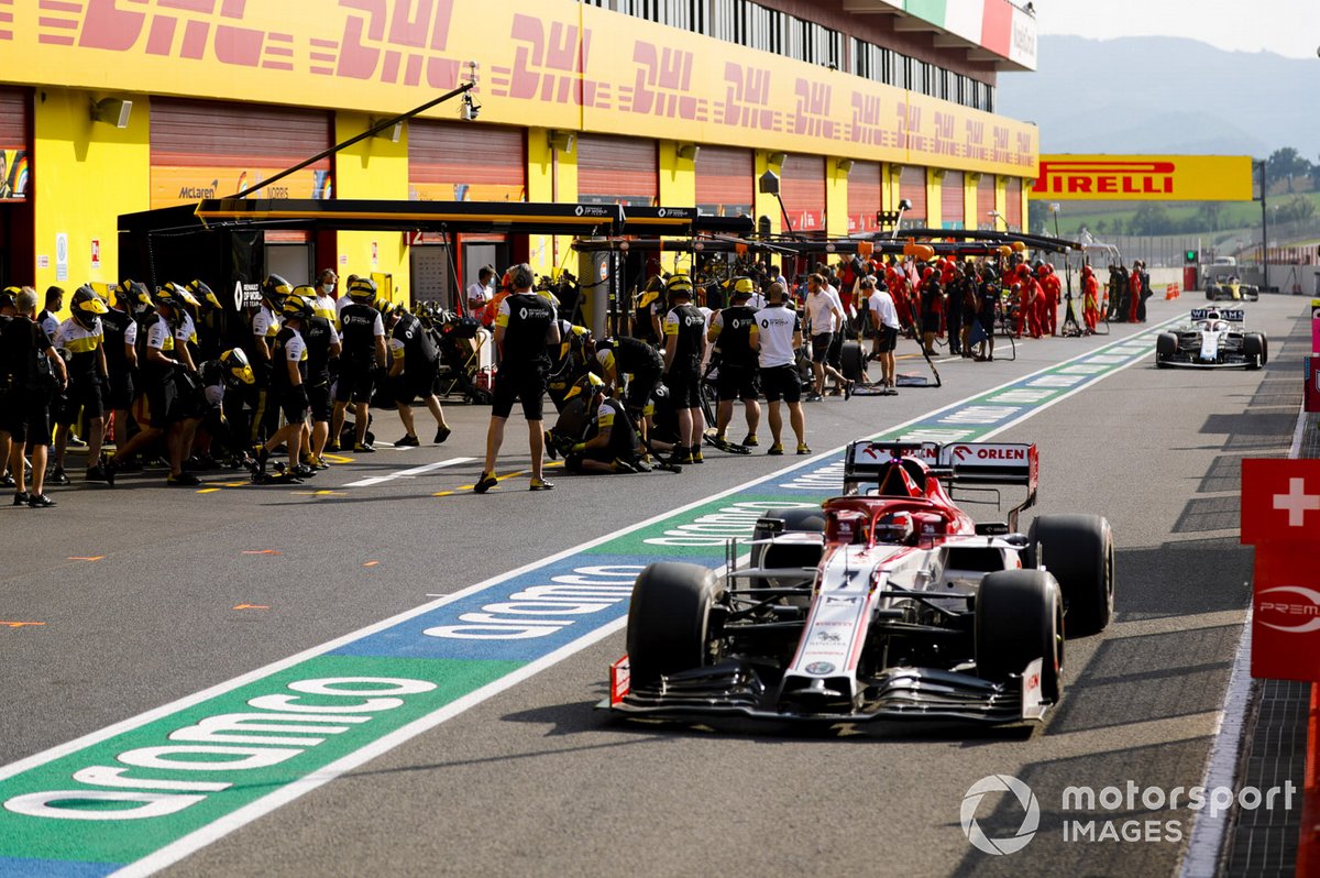 Kimi Raikkonen, Alfa Romeo Racing C39, in pit lane