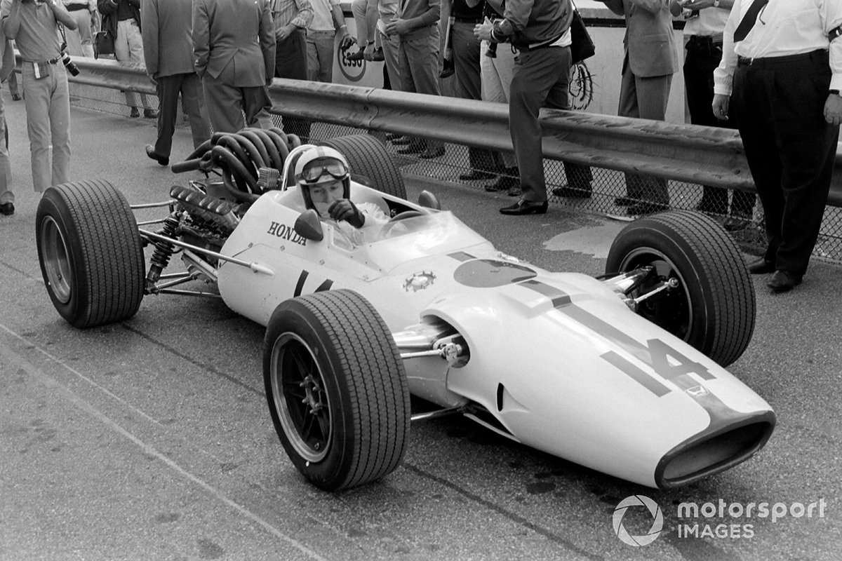 Еще одной новинкой итальянского Гран При стала Honda RA300. Машину построил конструктор Lola Эрик Бродли, взяв за основу шасси для IndyCar