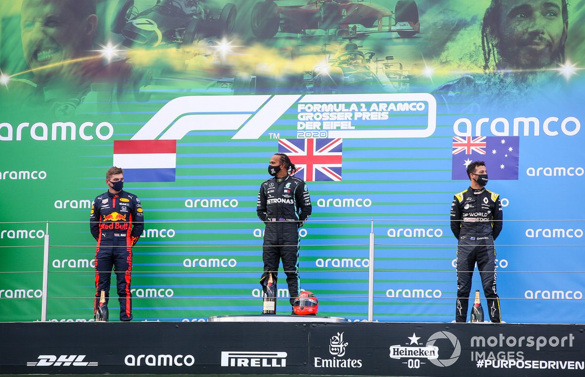 Max Verstappen, Red Bull Racing, 2a posizione, Lewis Hamilton, Mercedes-AMG F1, 1a posizione, e Daniel Ricciardo, Renault F1, 3a posizione, sul podio