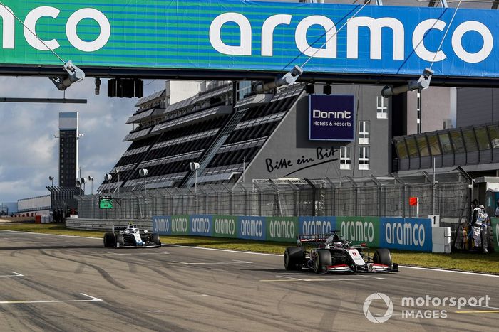 Romain Grosjean, Haas VF-20, Nicholas Latifi, Williams FW43