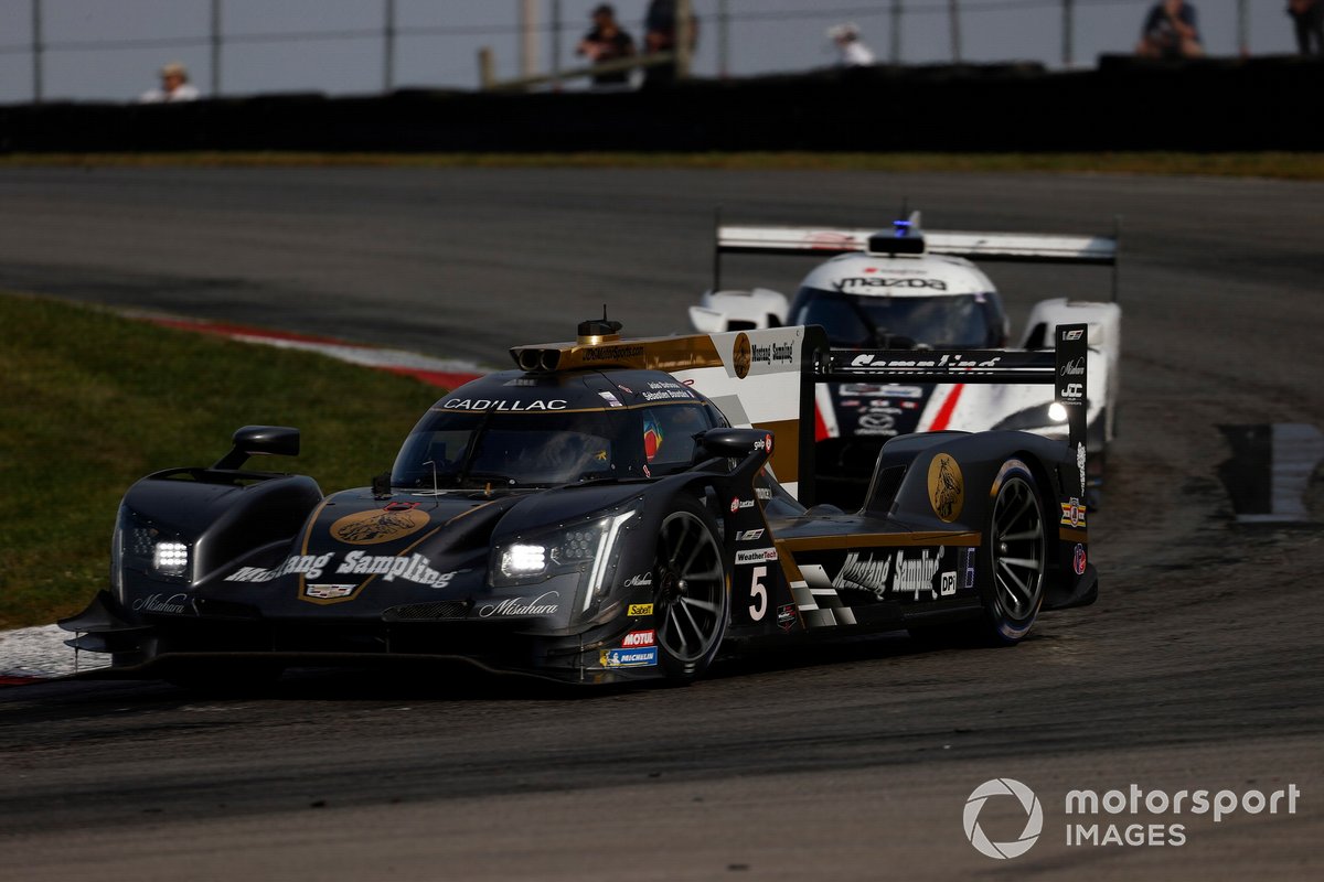 #5 Mustang Sampling Racing / JDC-Miller MotorSports Cadillac DPi, DPi: Sebastien Bourdais, Joao Barbosa, #77 Mazda Team Joest Mazda DPi, DPi: Oliver Jarvis, Tristan Nunez
