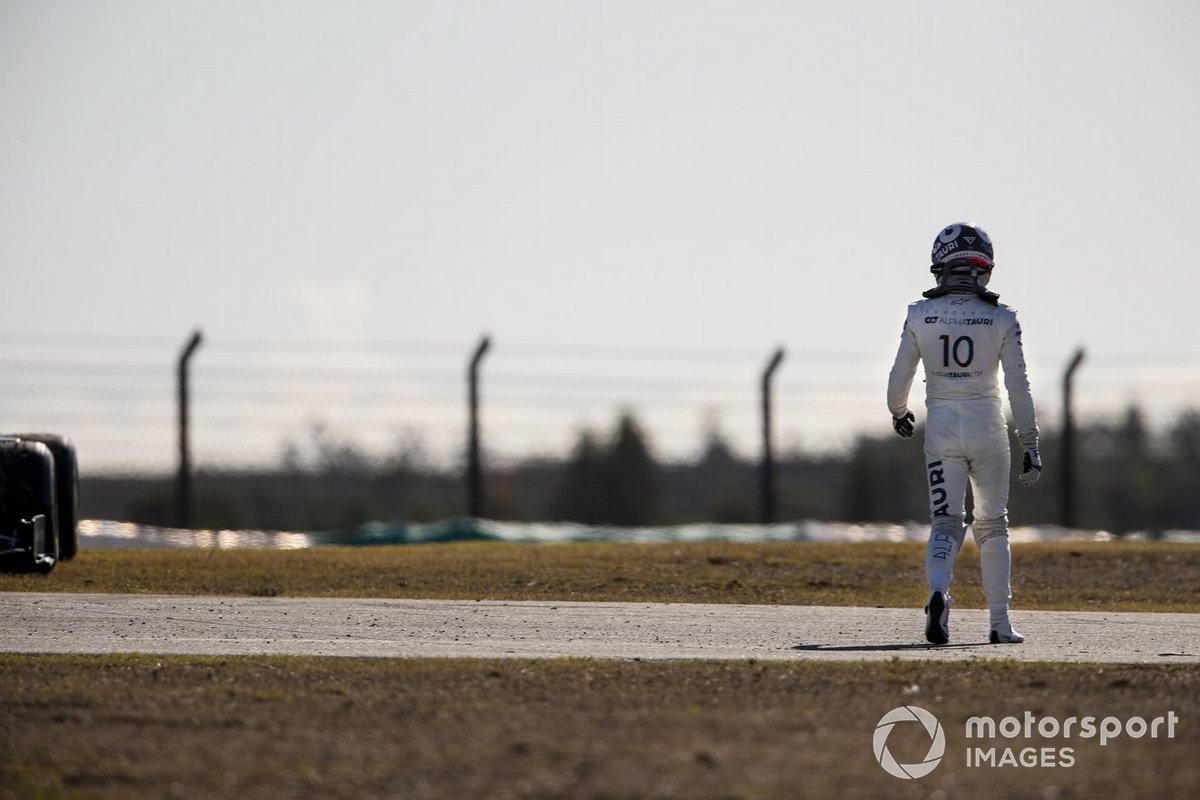 Pierre Gasly, AlphaTauri, fuera de su monoplaza después de un problema técnico que resultó en un incendio