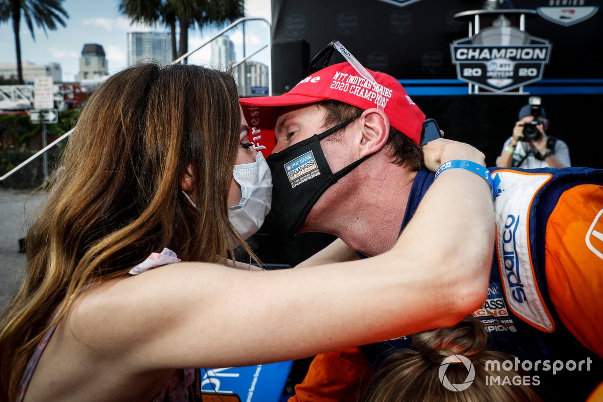 El campeón Scott Dixon, Chip Ganassi Racing Honda recibe un beso de su esposa Emma