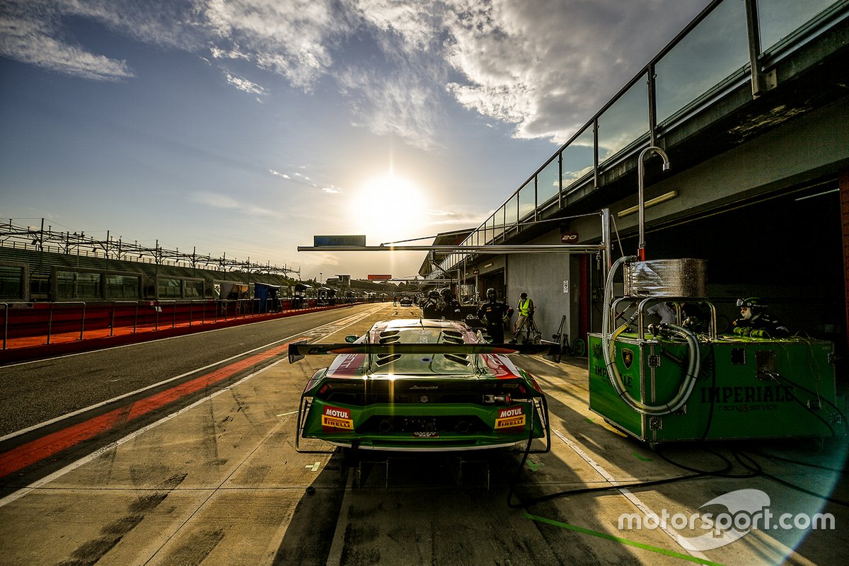 La Lamborghini Huracan del team Imperiale Racing nella pit lane di Imola