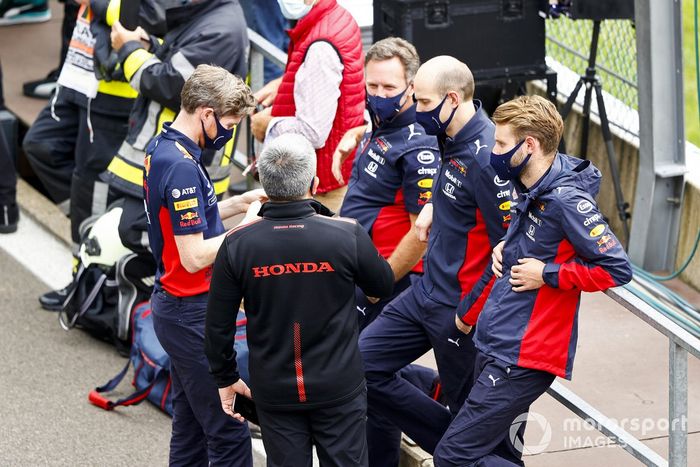Masashi Yamamoto, Director General de Honda Motorsport en el Parc Ferme con los miembros del equipo Red Bull Racing