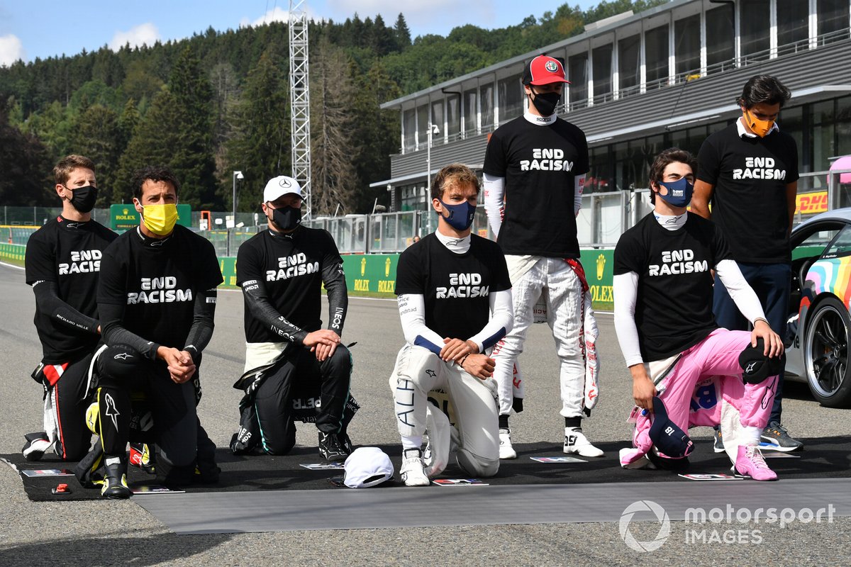 Romain Grosjean, Haas F1, Daniel Ricciardo, Renault F1, Valtteri Bottas, Mercedes-AMG F1, Pierre Gasly, AlphaTauri, Antonio Giovinazzi, Alfa Romeo, Lance Stroll, Racing Point, y Carlos Sainz Jr., McLaren, se levantan y se arrodillan en apoyo de la Campaña para el Fin del Racismo