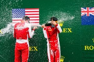 Frederik Vesti, Prema Racing et le vainqueur Logan Sargeant, Prema Racing fêtent sur le podium avec le champagne