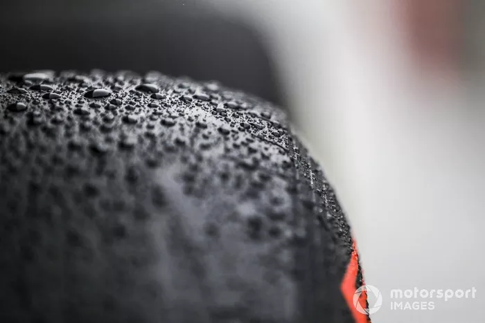 Gotas de agua en un neumático Pirelli