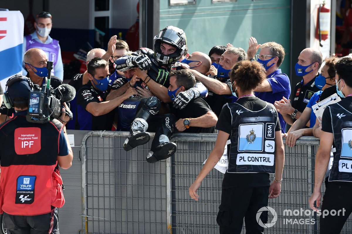 Maverick Viñales celebra junto con los miembros de su equipo