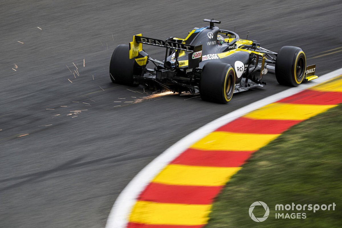 Le scintille escono dall'auto di Daniel Ricciardo, Renault F1 Team R.S.20,