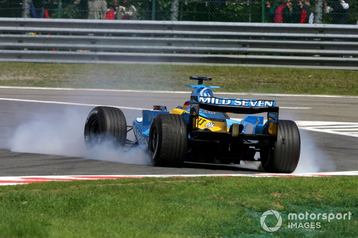 Fernando Alonso, Renault R24 spins on his own oil at Les Combes