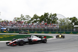 Romain Grosjean, Haas F1 Team VF-18, Nico Hulkenberg, Renault Sport F1 Team R.S. 18