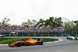 Fernando Alonso, McLaren MCL33, devant Charles Leclerc, Sauber C37