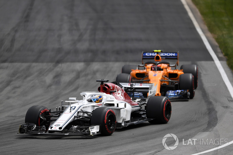 Marcus Ericsson, Sauber C37 devant Stoffel Vandoorne, McLaren MCL33