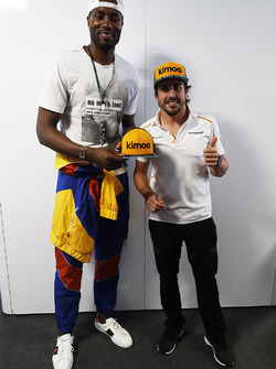 Serge Ibaka, joueur des Toronto Raptors, avec Fernando Alonso, McLaren.