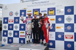 Podio Gara 3: il secondo classificato William Alatalo, BWT Mucke Motorsport, il vincitore della gara Leonardo Lorandi, Bhaitech, il terzo classificato Olli Caldwell, Prema Theodore Racing