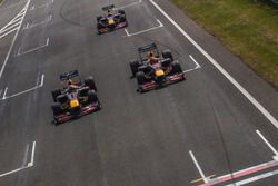 Daniel Ricciardo, RB7, Max Verstappen, RB8, et David Coulthard, RB7, lors des Jumbo Racing Days