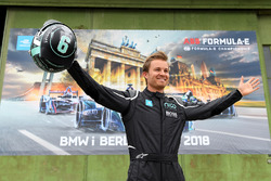Le Champion du monde de F1, Nico Rosberg au volant de la Gen2