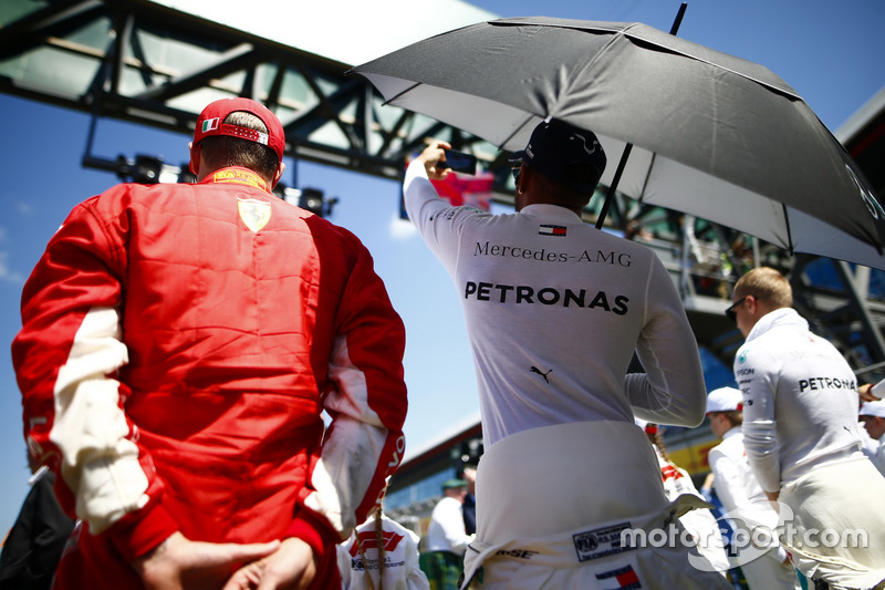 Kimi Raikkonen, Ferrari, y Lewis Hamilton, Mercedes AMG F1