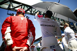 Kimi Raikkonen, Ferrari, et Lewis Hamilton, Mercedes AMG F1, sur la grille