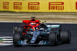Valtteri Bottas, Mercedes AMG F1 W09, voor Sebastian Vettel, Ferrari SF71H