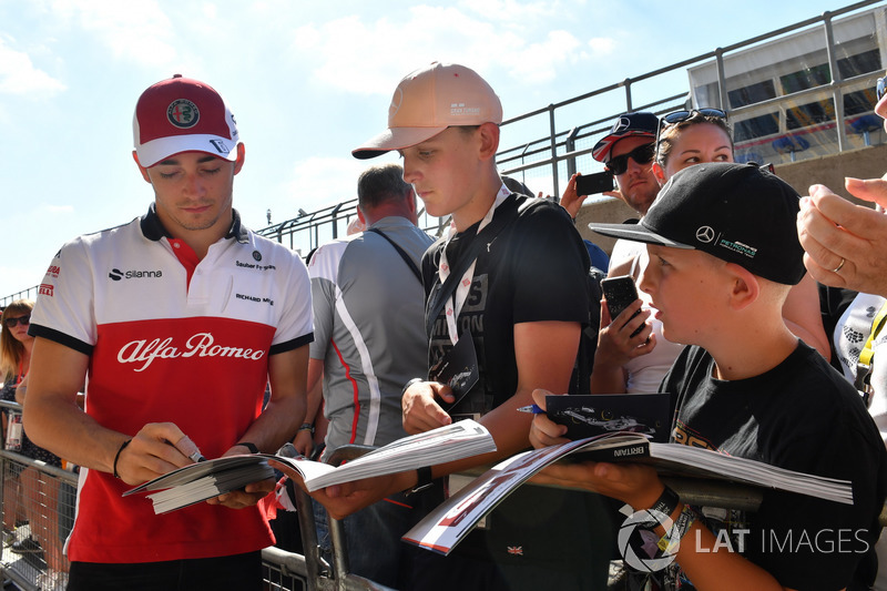 Charles Leclerc, Sauber signe des autographes pour les fans