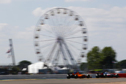 Kevin Magnussen, Haas F1 Team VF-18, leads Stoffel Vandoorne, McLaren MCL33