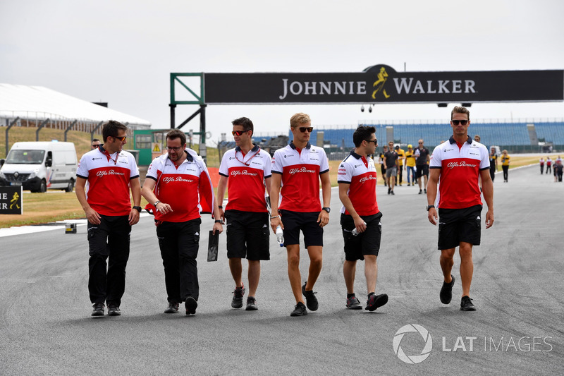 Marcus Ericsson, Sauber walks the track