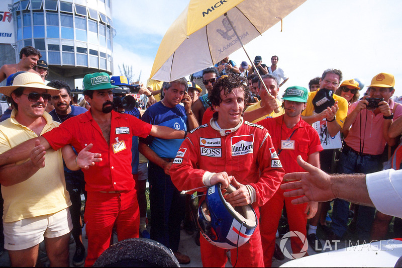 Race winner Alain Prost, McLaren MP4/3