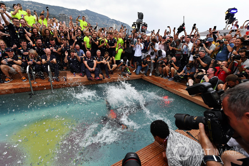 El ganador de la carrera Daniel Ricciardo, Red Bull Racing celebra con el equipo en la piscina Red Bull Energy Station