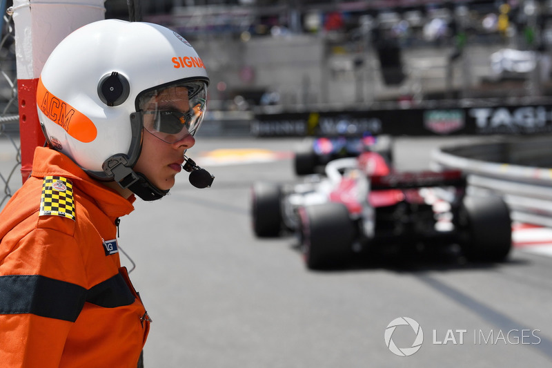 Marcus Ericsson, Sauber C37 and marshal