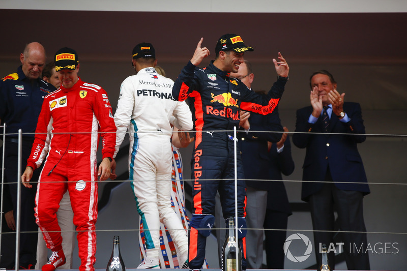 Podio: Daniel Ricciardo, Red Bull Racing, celebra con Adrian Newey, director Red Bull Racing, tercer lugar  Lewis Hamilton, Mercedes AMG F1, y segundo lugar Sebastian Vettel, Ferrari,