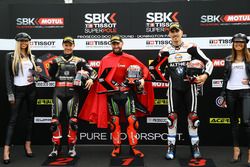 Il poleman Tom Sykes, Kawasaki Racing, il secondo classificato Jonathan Rea, Kawasaki Racing, il terzo classificato Loris Baz, Althea Racing
