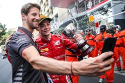 Гонщик Charouz Racing System Луи Делетраз и пилот Haas F1 Team Ромен Грожан