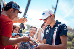 Esteban Ocon, Force India F1 taraftarlara imza dağıtıyor