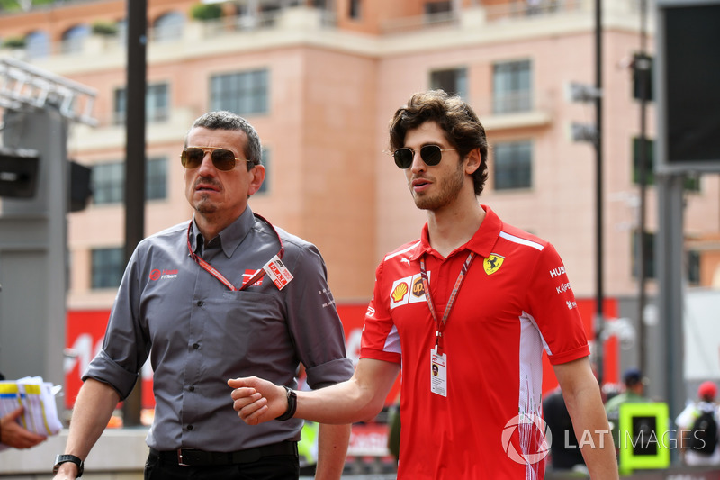 Guenther Steiner, Team Principal Haas F1 e Antonio Giovinazzi, tester Ferrari